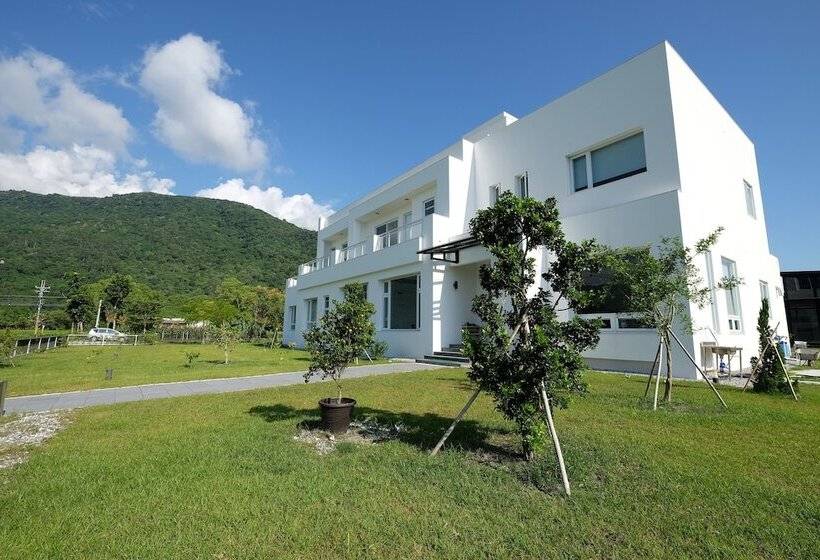 تختخواب و صبحانه Childlike House