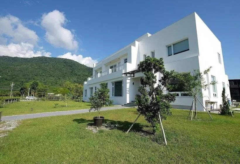 تختخواب و صبحانه Childlike House