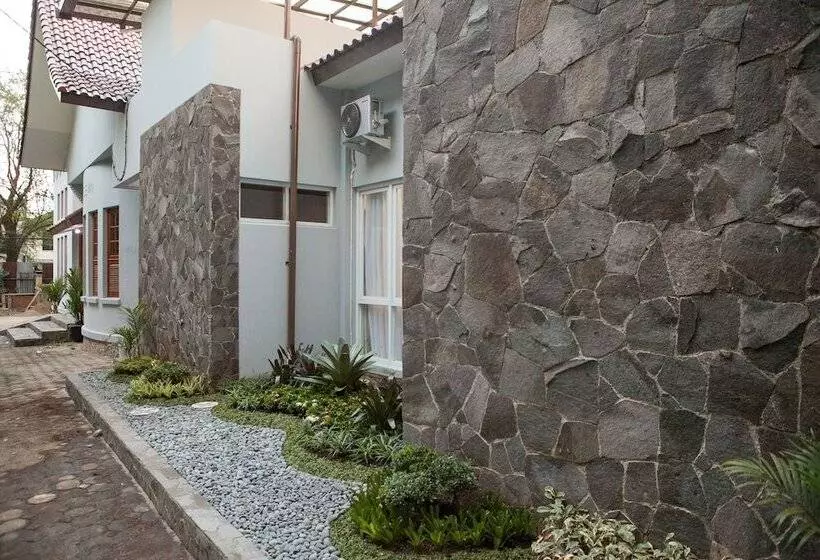 Majatalo Reddoorz Plus Near Pasundan University