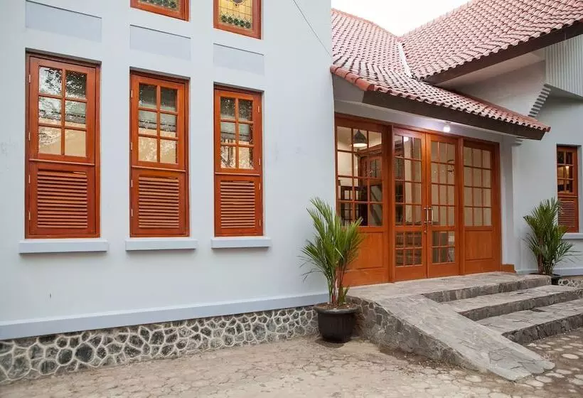 Majatalo Reddoorz Plus Near Pasundan University