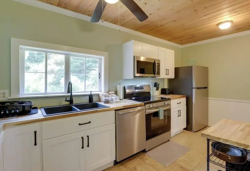 Blue Ridge Escape Near Hiking, Fishing, And Town