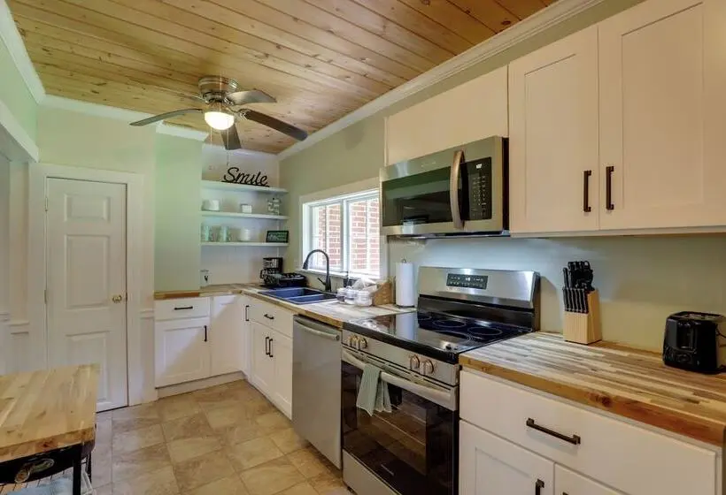 Blue Ridge Escape Near Hiking, Fishing, And Town