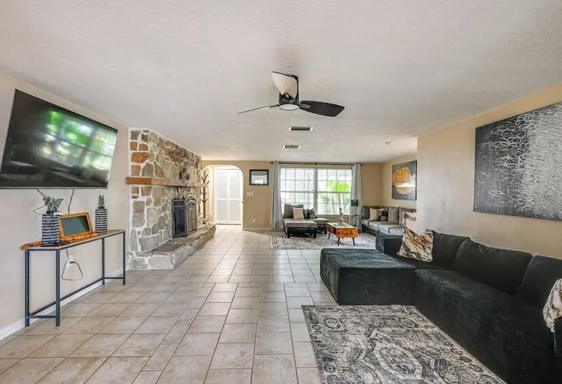 Home W/ Game Room Near Downtown New Port Richey