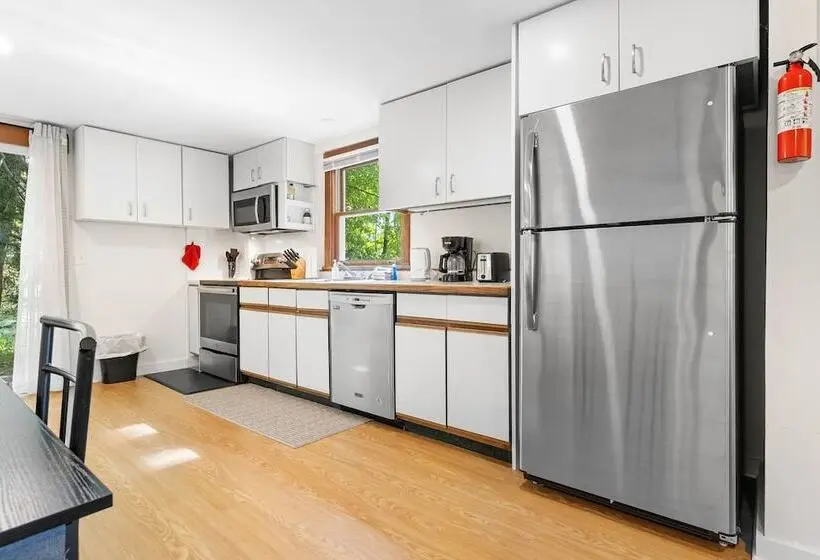Two Level Unit W/ Patio, Deck, Firepit, Private Washer/ Dryer, And Free Wifi