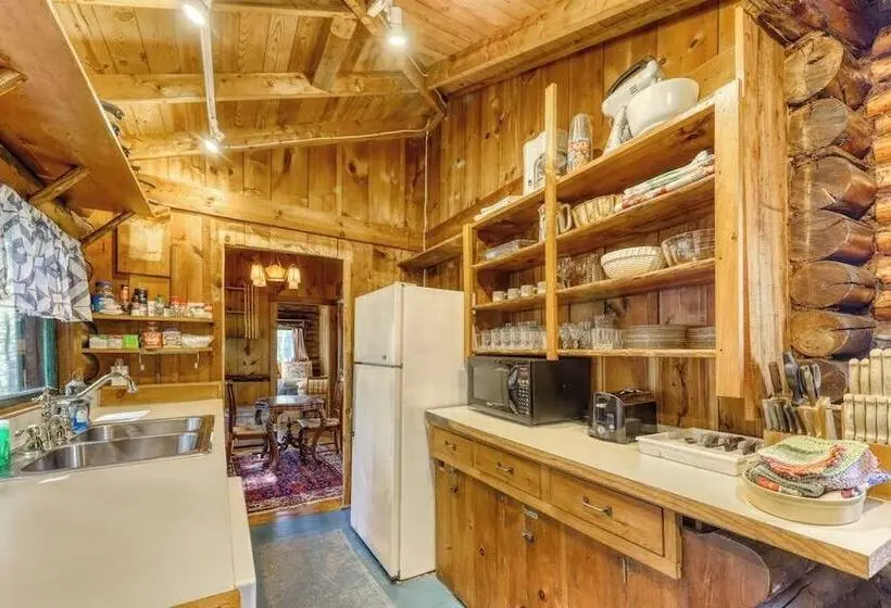 Dreamy Wooded Cabin W/ Spacious Deck, Free Wifi, Secluded Location & More