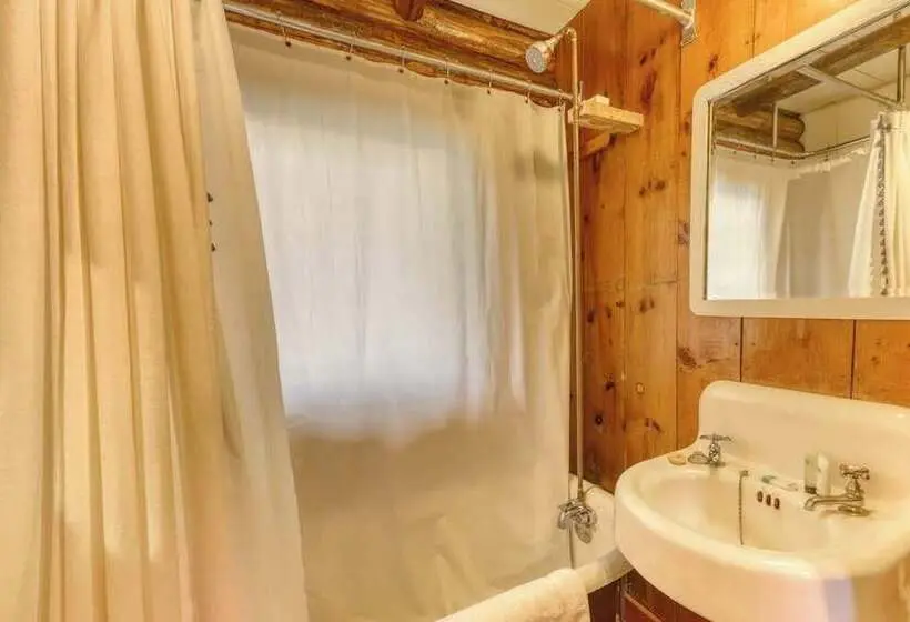 Dreamy Wooded Cabin W/ Spacious Deck, Free Wifi, Secluded Location & More