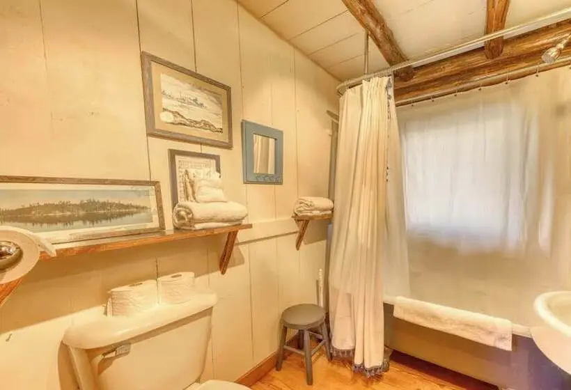 Dreamy Wooded Cabin W/ Spacious Deck, Free Wifi, Secluded Location & More