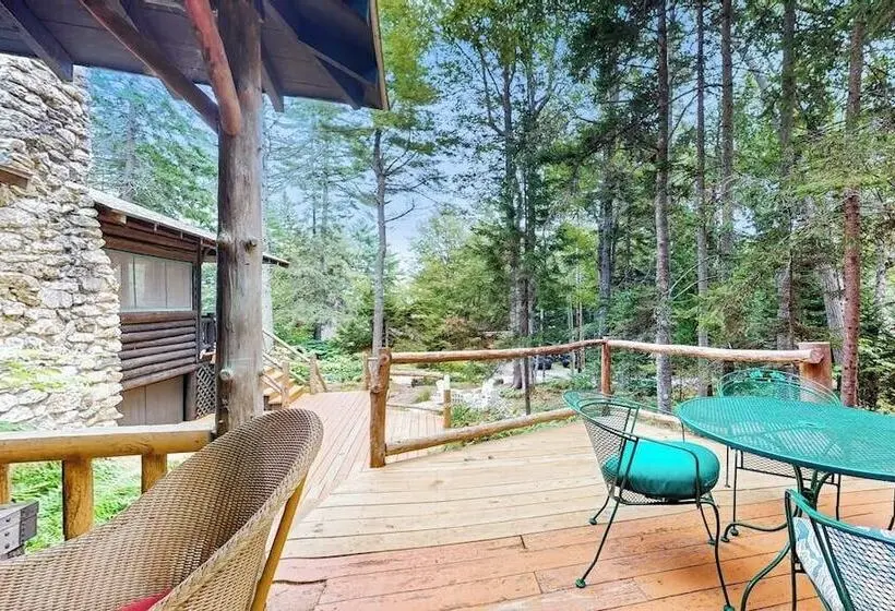 Dreamy Wooded Cabin W/ Spacious Deck, Free Wifi, Secluded Location & More