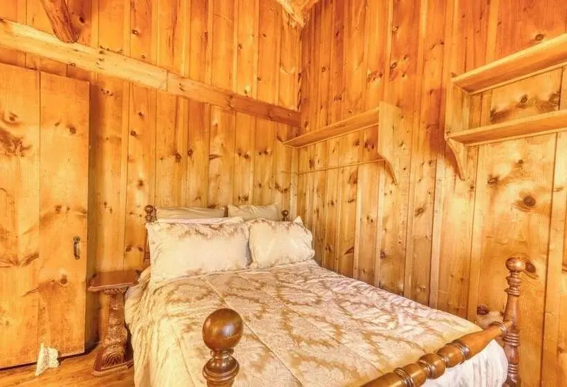 Dreamy Wooded Cabin W/ Spacious Deck, Free Wifi, Secluded Location & More