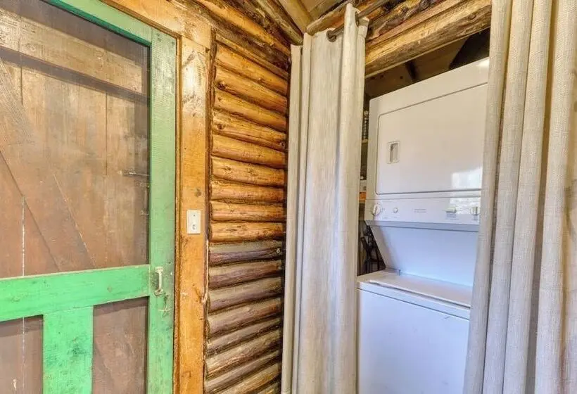 Dreamy Wooded Cabin W/ Spacious Deck, Free Wifi, Secluded Location & More