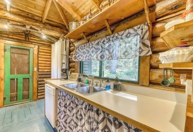 Dreamy Wooded Cabin W/ Spacious Deck, Free Wifi, Secluded Location & More
