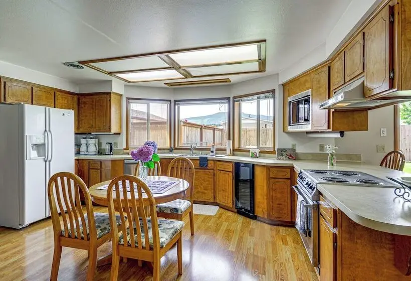 Sunny Sequim Getaway: Walk To Downtown Shops!