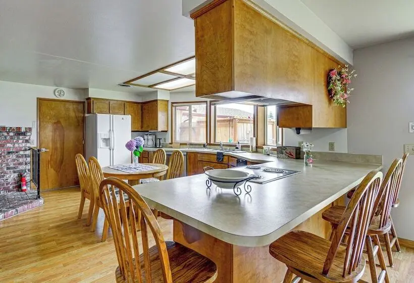 Sunny Sequim Getaway: Walk To Downtown Shops!