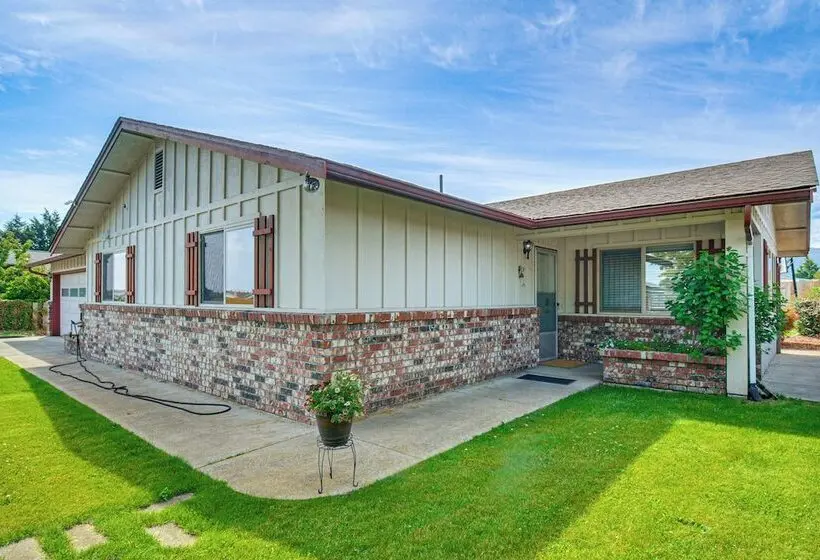 Sunny Sequim Getaway: Walk To Downtown Shops!