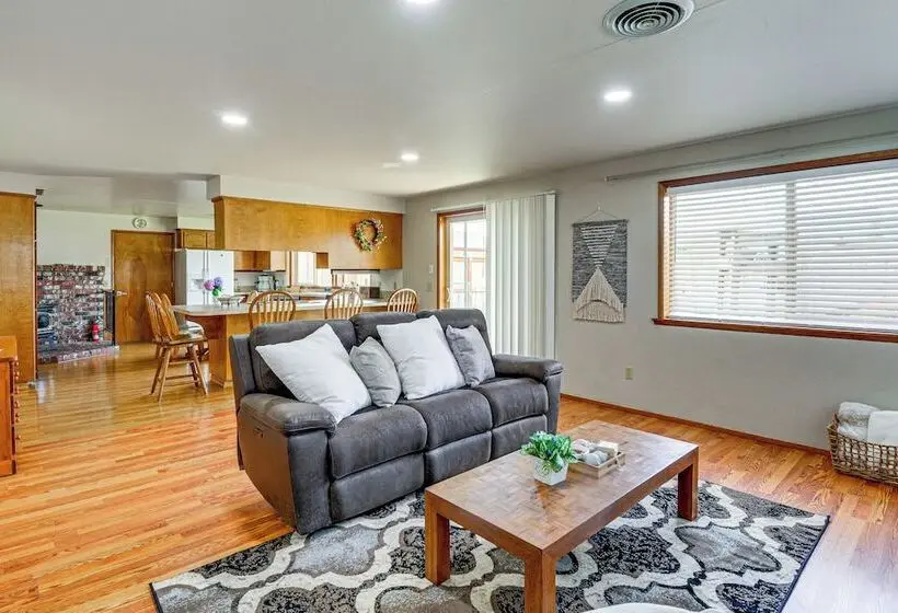 Sunny Sequim Getaway: Walk To Downtown Shops!