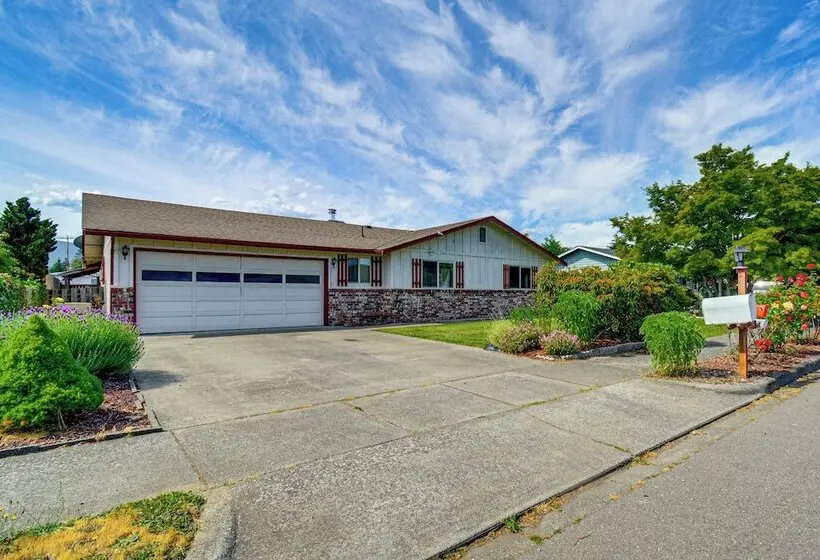 Sunny Sequim Getaway: Walk To Downtown Shops!