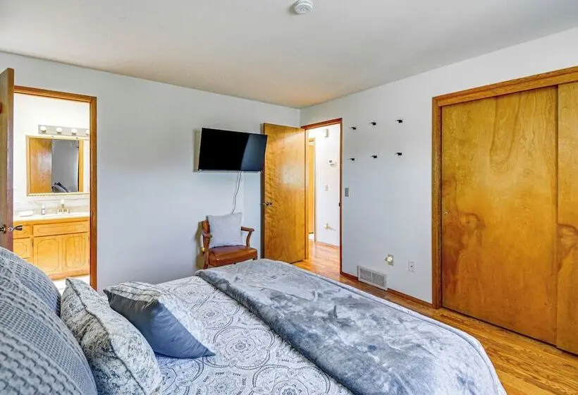 Sunny Sequim Getaway: Walk To Downtown Shops!