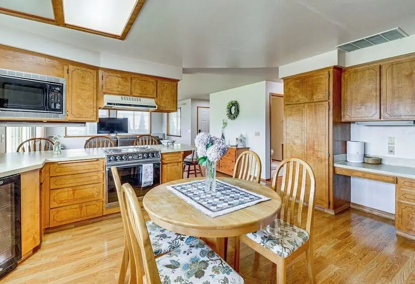 Sunny Sequim Getaway: Walk To Downtown Shops!