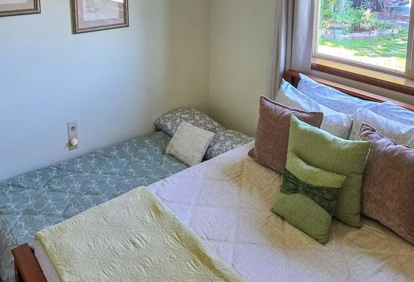 Sunny Sequim Getaway: Walk To Downtown Shops!