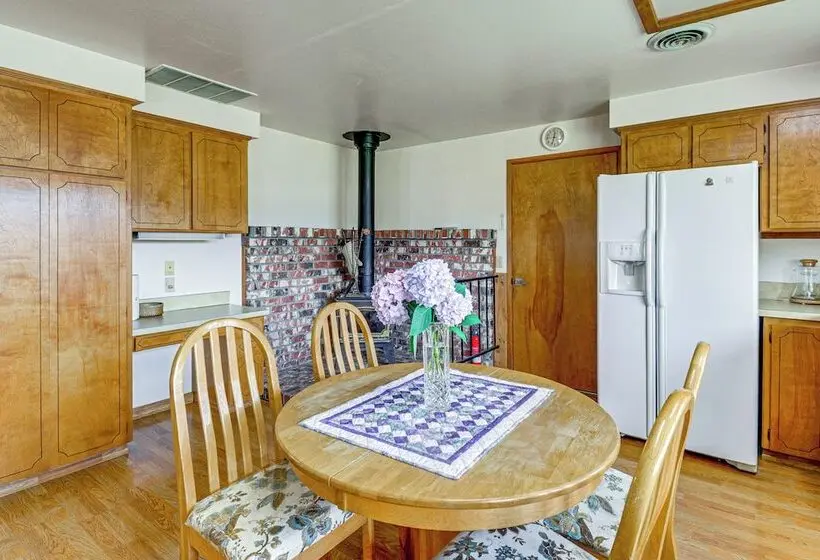 Sunny Sequim Getaway: Walk To Downtown Shops!