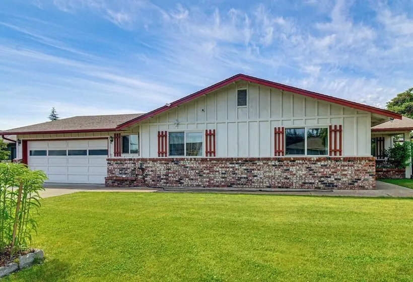 Sunny Sequim Getaway: Walk To Downtown Shops!