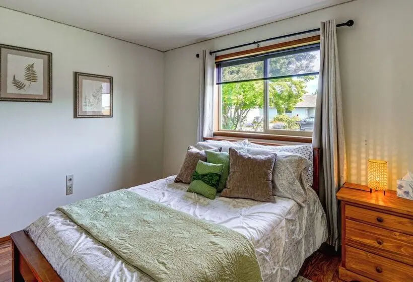 Sunny Sequim Getaway: Walk To Downtown Shops!