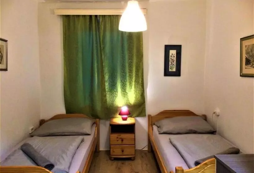 ペンション Eszterhazy Guesthouse