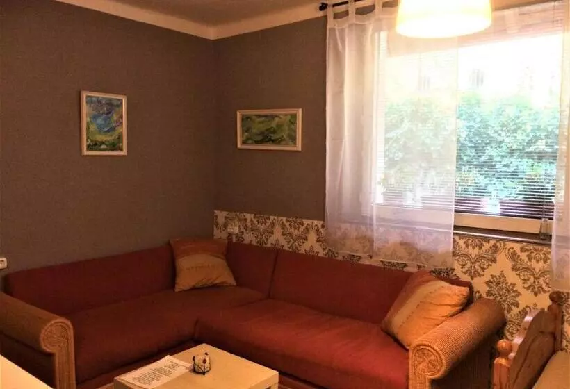 ペンション Eszterhazy Guesthouse