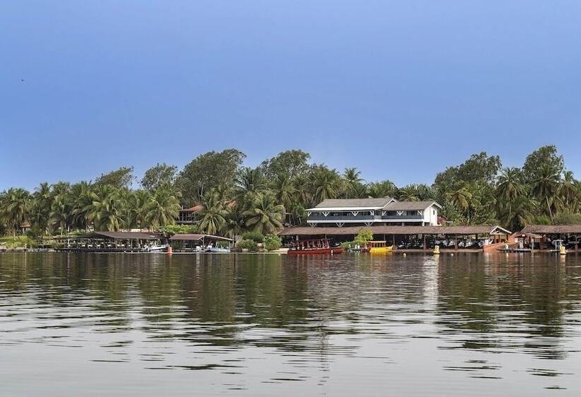 هتل Coucoue Lodge