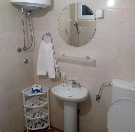 هتل Airport Home Radinovic