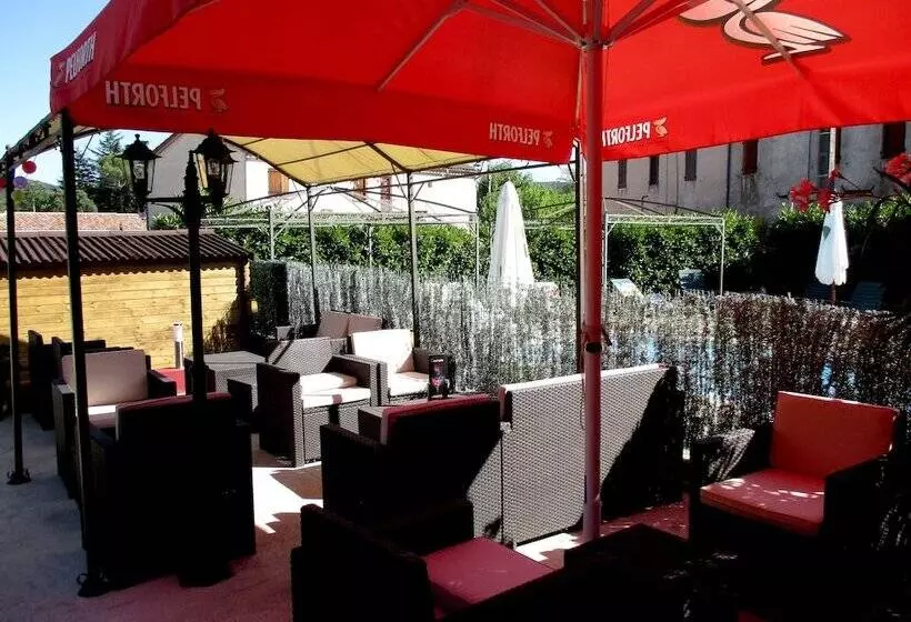 Hotelli Hôtel Restaurant Le Clos Charmant