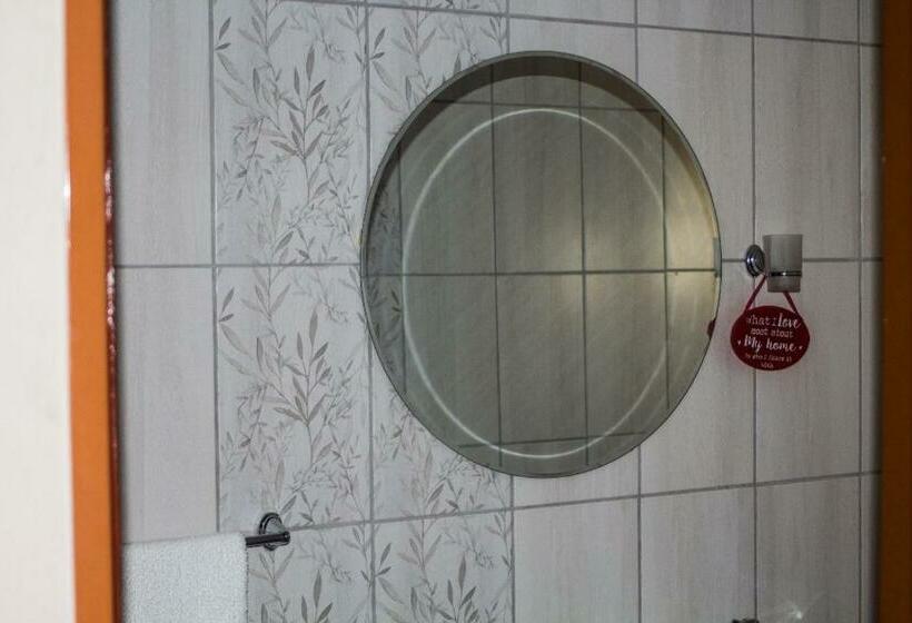 پانسیون Upi Guesthouse