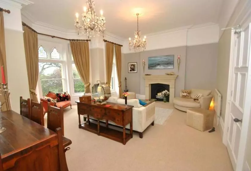 Pension Westwell Hall