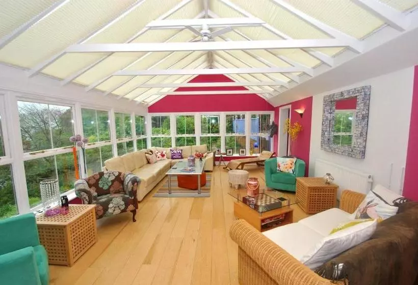 Pension Westwell Hall
