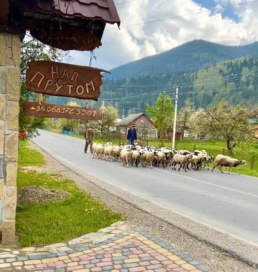 פנסיון Nad Prutom Apartment