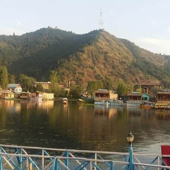 Hotell Houseboat Lake Thao