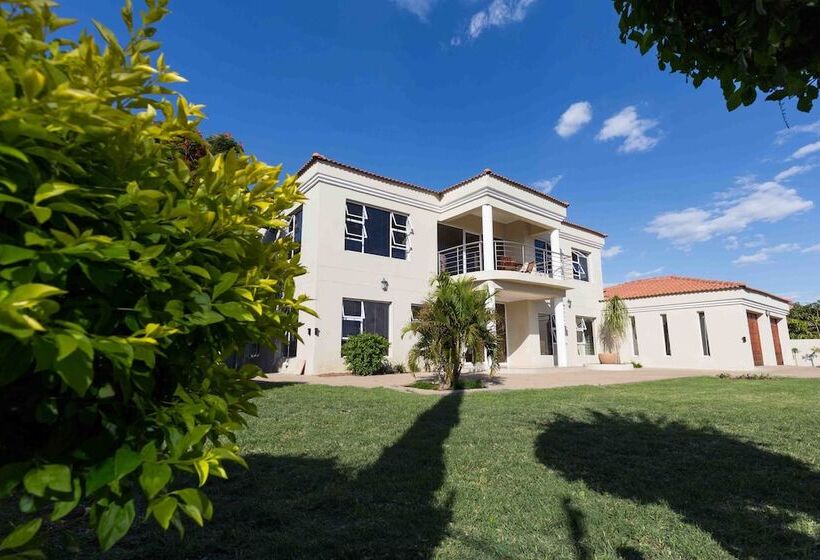 پانسیون The Studio Guest House