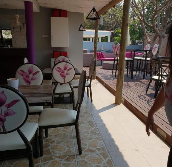 بنسيون Orquidea Guesthouse Spa & Restaurant
