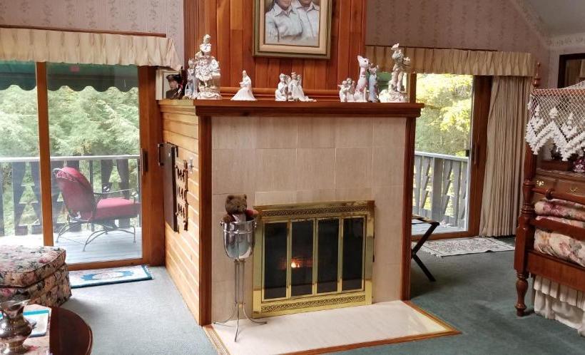 مبيت وإفطار Whisperin' Pines Chalet