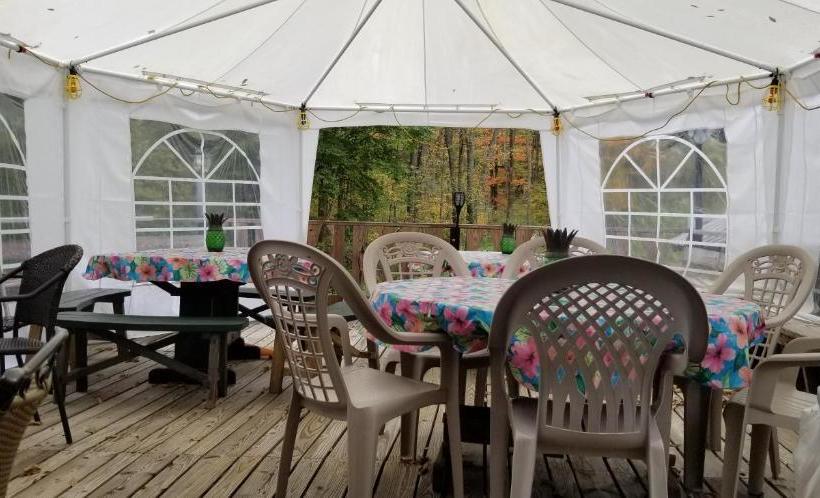 مبيت وإفطار Whisperin' Pines Chalet