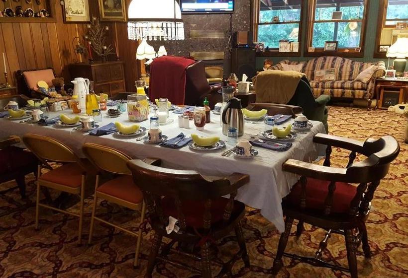 مبيت وإفطار Whisperin' Pines Chalet