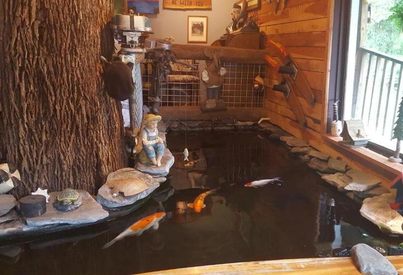 مبيت وإفطار Whisperin' Pines Chalet