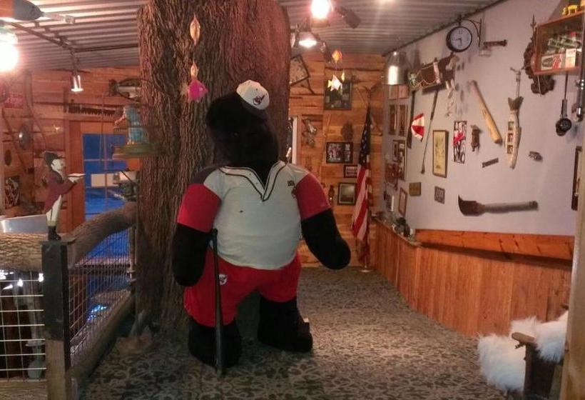 مبيت وإفطار Whisperin' Pines Chalet