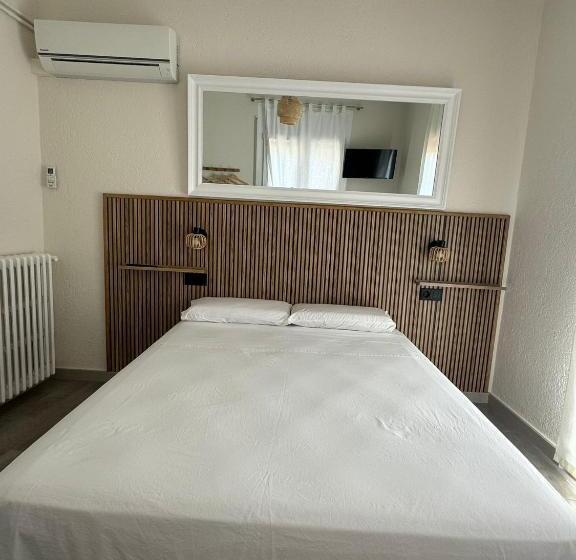 펜션 Hostal Restaurant Casa Comaulis