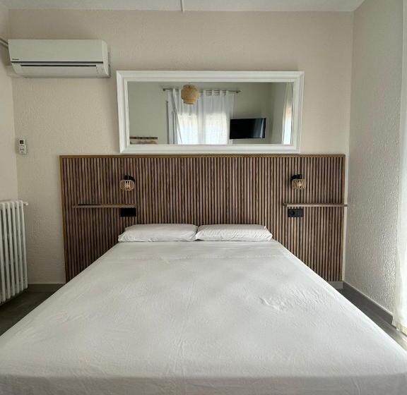 펜션 Hostal Restaurant Casa Comaulis