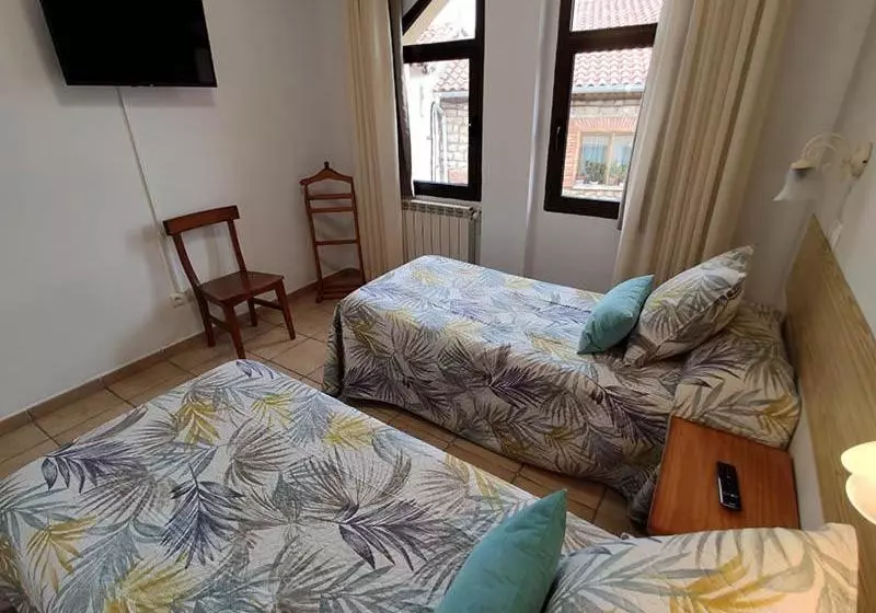 پانسیون Royuela Hostal