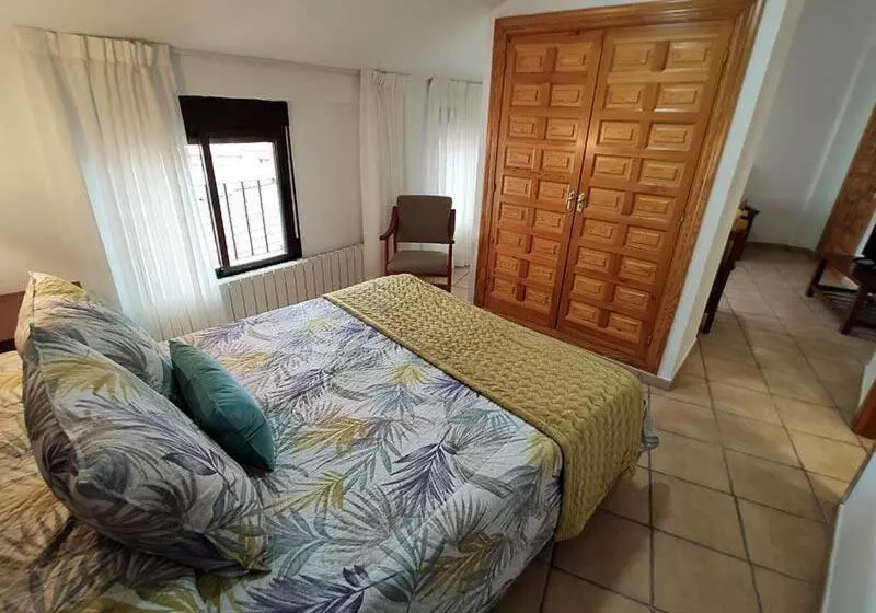 پانسیون Royuela Hostal