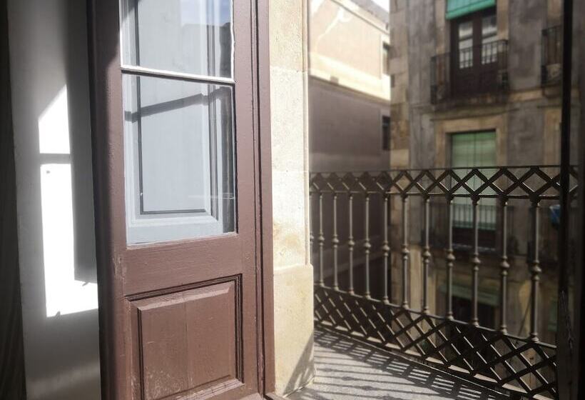 پانسیون Hostal Dragonflybcn