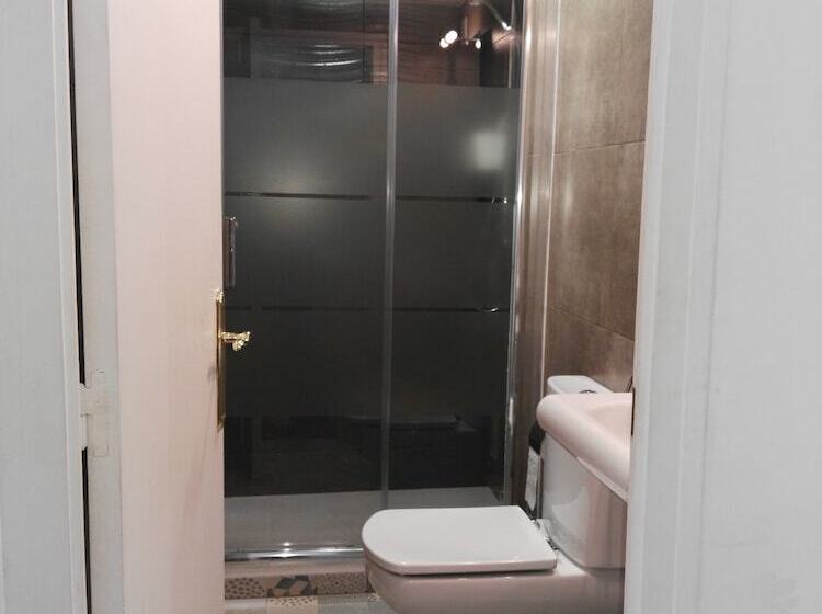 پانسیون Hostal Dragonflybcn