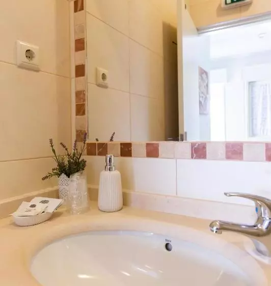 Majatalo Ester Guest House